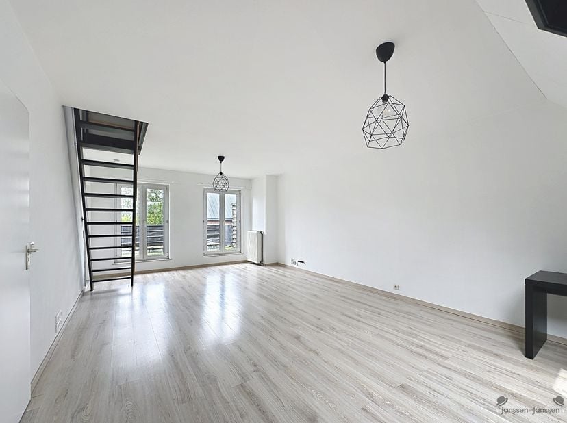 Vous recherchez un appartement spacieux avec une terrasse agréable dans un emplacement de choix à Boom ? Cet appartement duplex est situé au deuxième