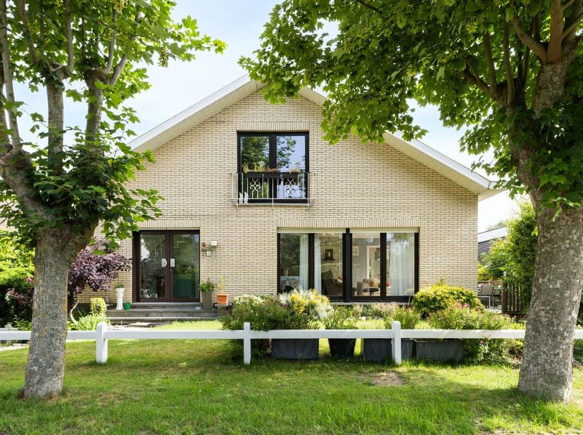 Wenduine: Gelijkvloers appartement te koop met tuin op toplocatie. Op een zeer gegeerde locatie in een residentiële buurt, nabij zowel de duinbossen a