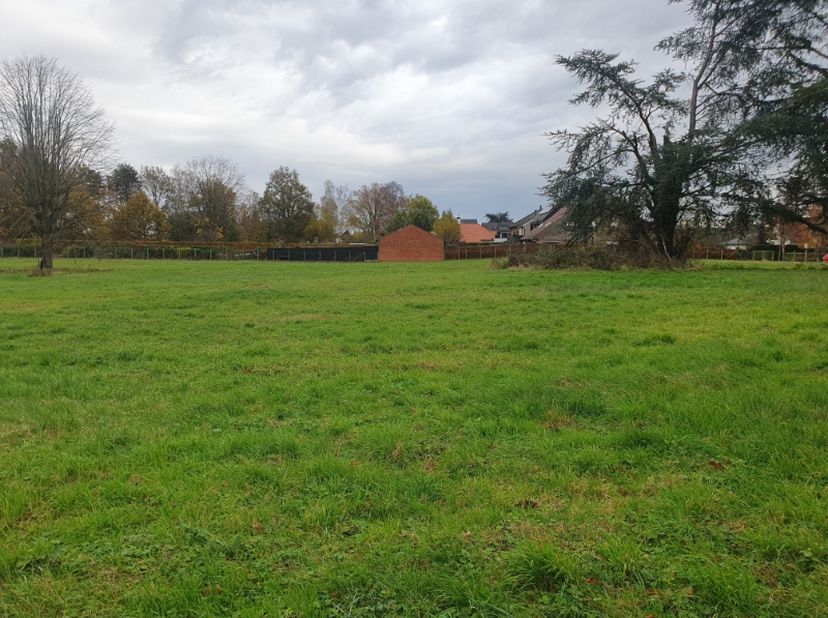 Dit uitzonderlijk ruim perceel voor villabouw op maat is maar liefst 1458 m² groot en ligt op het einde van een nieuw aangelegde doodlopende straat aa