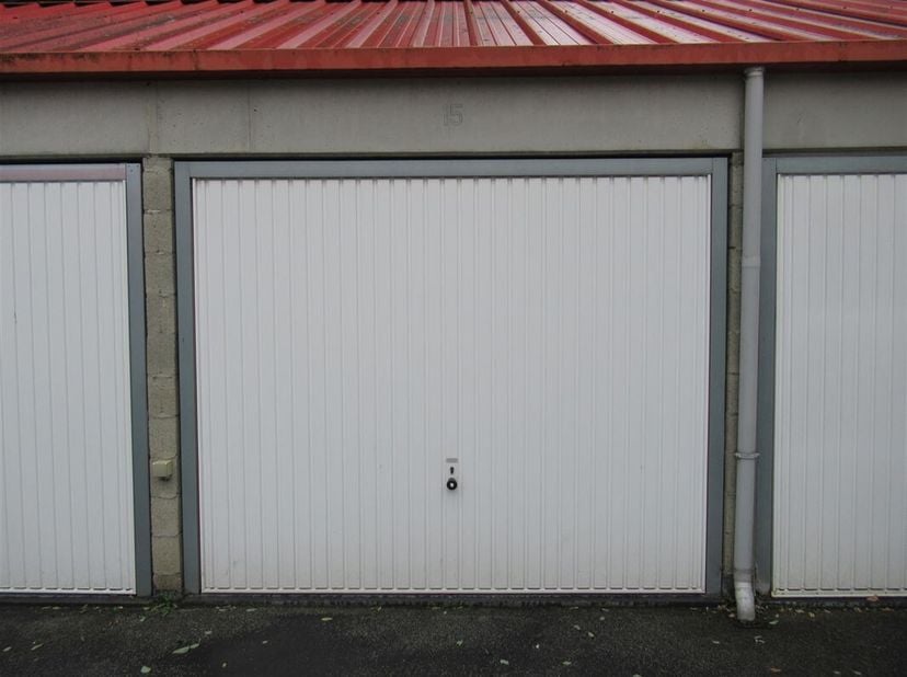 Garage met aluminium toegangspoort is gelegen in Residentie Reynaert op wandelafstand van het commerciële stadscentrum en de Grote Markt.