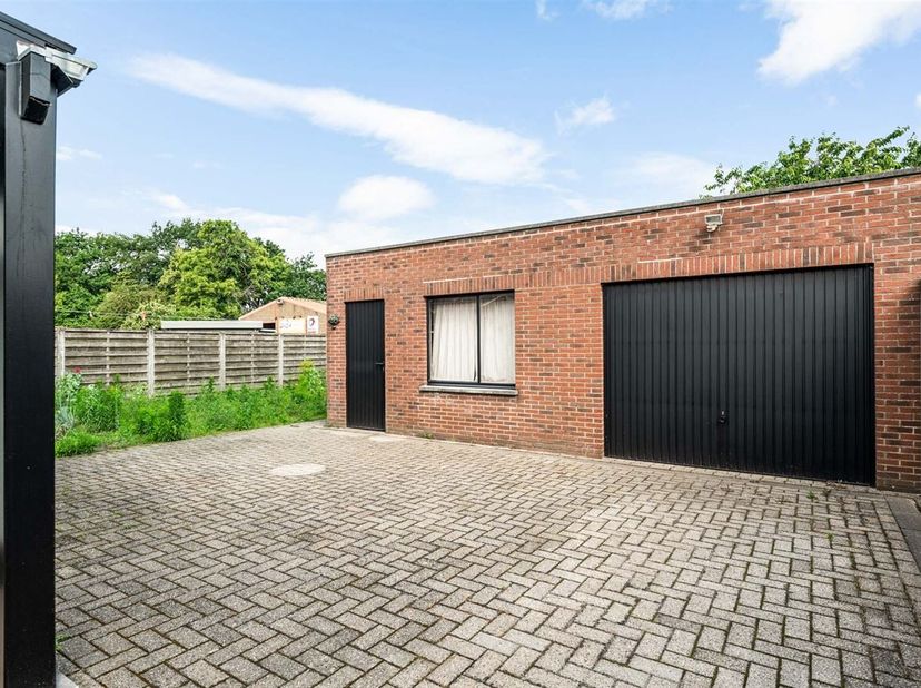 Vrijstaande woning op circa 450m².<br />
We betreden deze woning via de inkomhal. Via de nachthal vinden we 2 volwaardige slaapkamers en de badkamer t