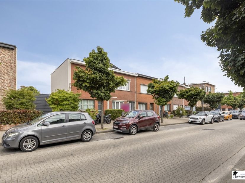 Welkom in deze charmante gezinswoning, ideaal gelegen in het hart van Wilrijk. Deze woning biedt een comfortabele leefruimte van 104m² op een perceel