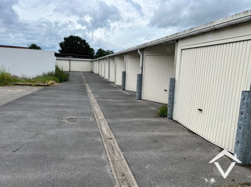 Deze afgesloten garagebox (nr.16) in centrum Koekelare is gelegen vlak naast De Kroon. <br />
Garage dient enkel gebruikt te worden als parkeerplaats