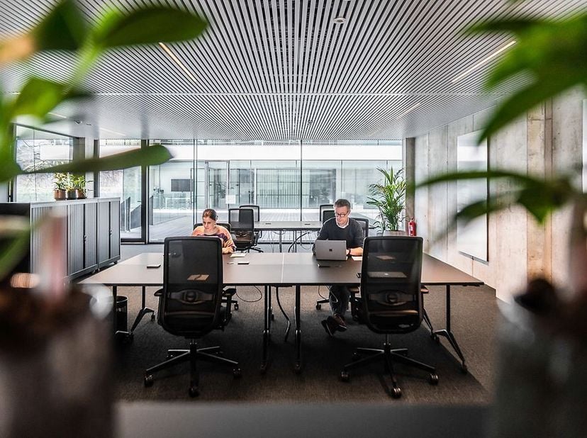 <br />
<br />
Verschillende kantoren aan de E40 in Oostkamp binnen het project O-Forty gelegen vlakbij het op-en afrittencomplex. De totale site omvat