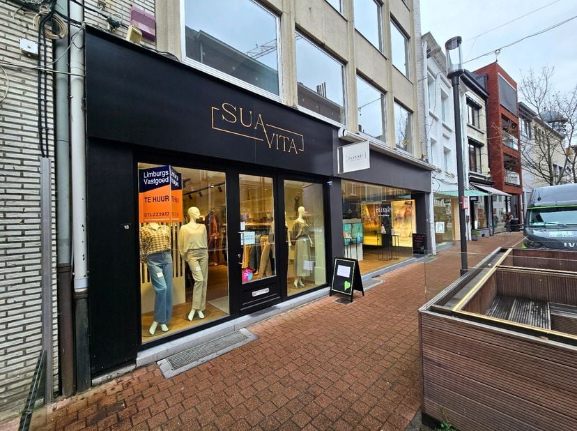Handelspand op enkele passen van de hoofdwinkelstraat en de Grote Markt. Nuttige gelijkvloerse winkelruimte van ca. 72 m² + kelder ca. 40m² met een fa