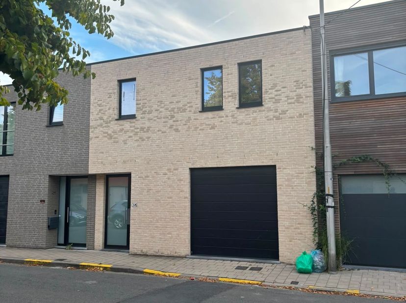 NIEUWBOUWWONING -<br />
Inkomhal met ingebouwde vestiarekast en apart toilet;<br />
Inpandige garage met alle technieken;<br />
Grote open keuken met