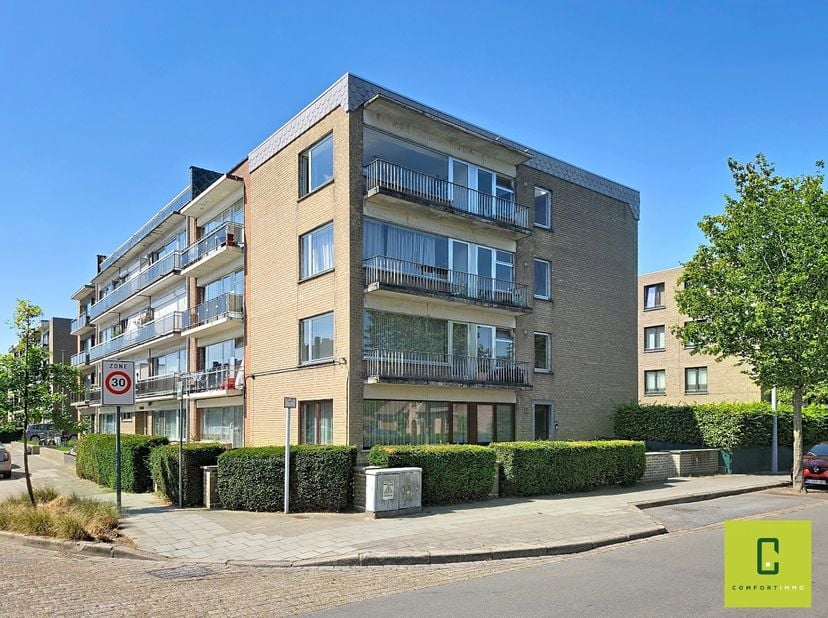 Dit instapklare appartement op de eerste verdieping is ideaal gelegen in Sint-Andries, vlak bij het centrum, het station en de autoweg. Dankzij de uit