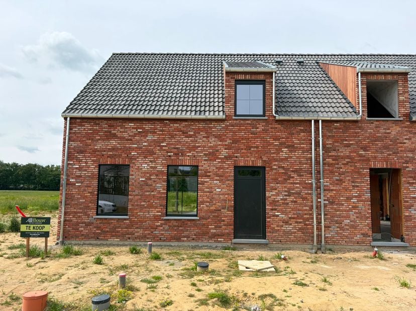 Moderne en instapklare woning in Koolskamp<br />
<br />
In de rustige Walstraat ligt deze instapklare halfopen nieuwbouwwoning op een perceel van 387