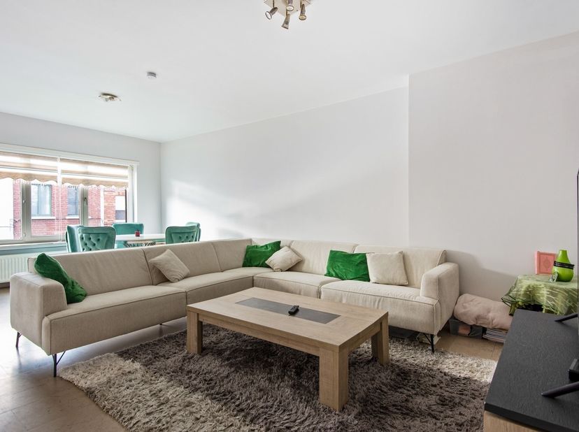 Ligging: Dit appartement is gelegen in de rustige Fakkelstraat in Hoboken, een aangename woonomgeving met een vlotte bereikbaarheid. Winkels, scholen