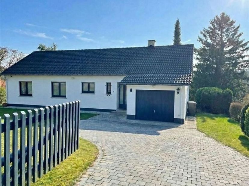 Génération Immo heeft het genoegen u deze aangename gelijkvloerse woning voor te stellen, ideaal gelegen in een rustige, groene omgeving, maar toch di