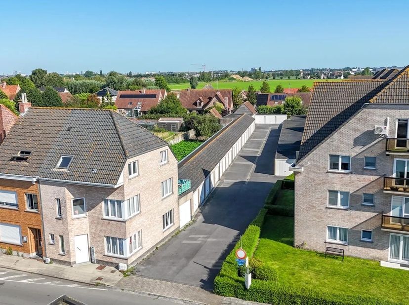 Op zoek naar de perfecte parkeeroplossing in Oudenburg? Dan is dit uw kans!<br />
<br />
In het centrum van Oudenburg bevindt zich deze ruime garagebo