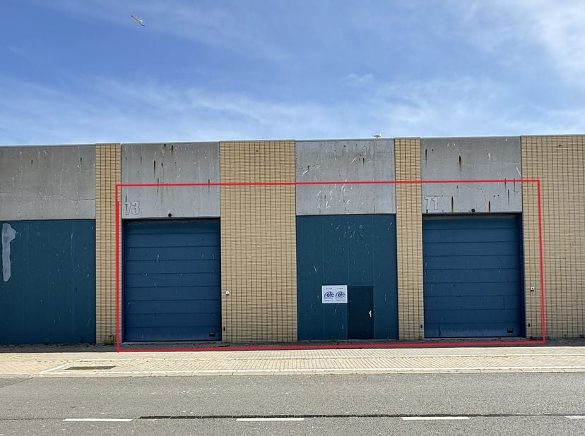 Opslagruimte (454m²) met 2 hoge elektrische poorten, efficiënt gelegen midden in een dynamische havenomgeving. Dankzij de vlotte bereikbaarheid en de