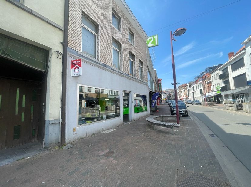 Menen - Goed draaiend handelspand te huur.Bent u op zoek naar een commerciële ruimte op een interessante locatie in het centrum van Menen? Dit goed dr
