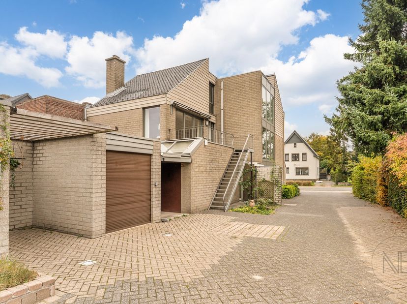 Op een goed zichtbare locatie, vlakbij het centrum van Opglabbeek en langs de verbindingsweg richting Zwartberg, bevindt zich dit veelzijdige en ruime