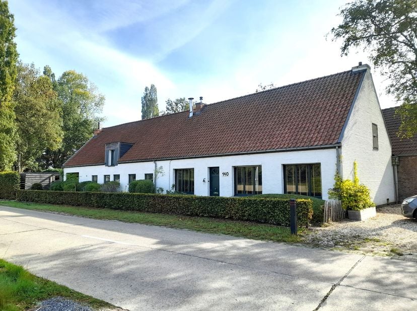 Deze langgevelhoeve is gelegen op de Oude Bevelsesteenweg tussen Kessel en Bevel, een rustige verbindingsweg tussen deze twee dorpen. De woning ligt i
