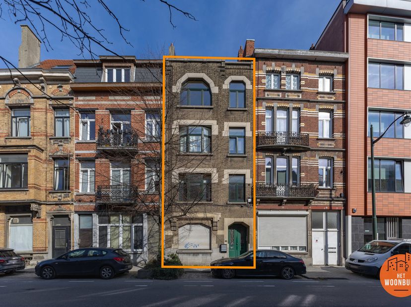 Cet immeuble partiellement rénové se compose de 4 appartements (3 appartements d’une chambre et 1 appartement de 2 chambres à coucher), d’un sous-sol