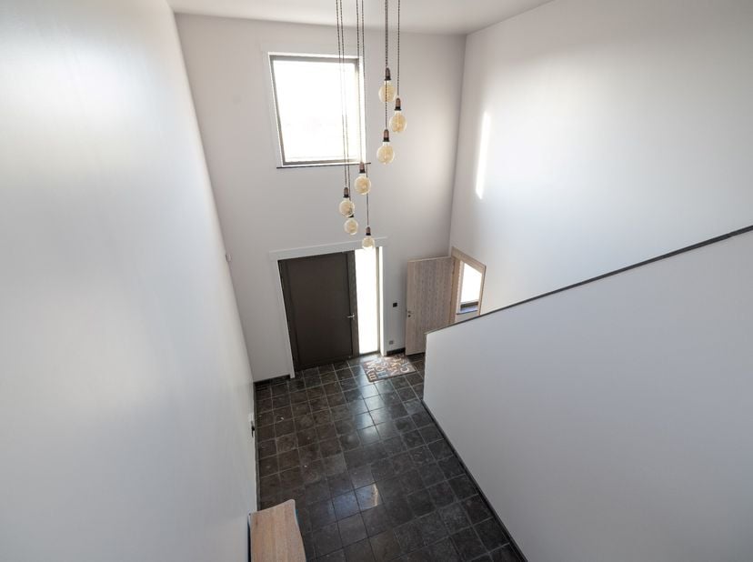 Centraal gelegen kunnen we deze riante villa met een bewoonbare oppervlakte van 975m² terugvinden. Op een prachtig domein van maar liefst 1,3 ha, is d