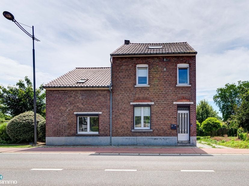 RUIME GEZINSWONING MET 2 SLAAPKAMERS EN VEEL BERGRUIMTE NABIJ HET CENTRUM TE BILZEN<br />
<br />
Deze ruime gezinswoning vinden we terug aan de Maastr