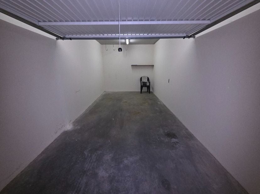 Te koop: open garage in het hart van Nieuwpoort, centraal gelegen aan de Elisalaan, op korte afstand van invalswegen en voorzieningen. Deze ruime gara