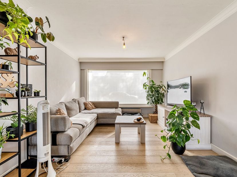 Toffe woning met garage te koop in Kuurne<br />
We betreden de woning via de inkomhal met apart toilet en komen vervolgens in de gezellige leefruimte