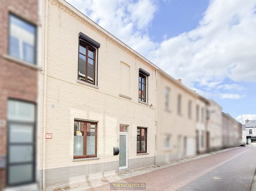 MAISON PRÊTE À EMÉNAGER comprenant trois chambres, un débarras multifonctionnel et une terrasse en ville, située dans le charmant quartier d'Eine (Aud