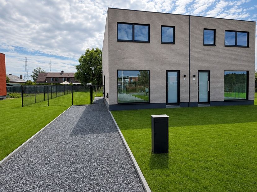Instapklare nieuwbouw passiefwoning met 3 (mogelijk 4) slaapkamers en tuin in Godsheide (Hasselt).Voor meer informatie, ga naar: https://www.era.be/nl