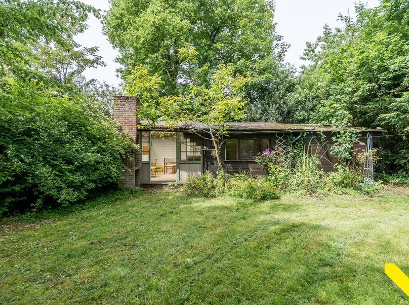 Chalet op unieke ligging met veel potentieel.<br />
Bent u op zoek naar een rustig gelegen chalet met tal van mogelijkheden? Dan is deze eigendom zeke