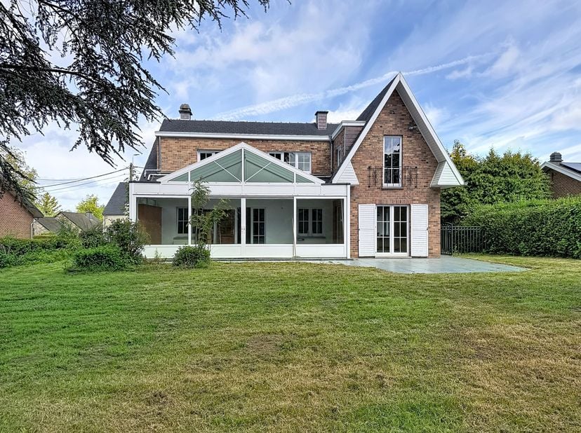 Dans un quartier résidentiel prisé de Beaufays, découvrez cette agréable villa construite sur une parcelle de 952 m2 dans une rue calme en cul-de-sac
