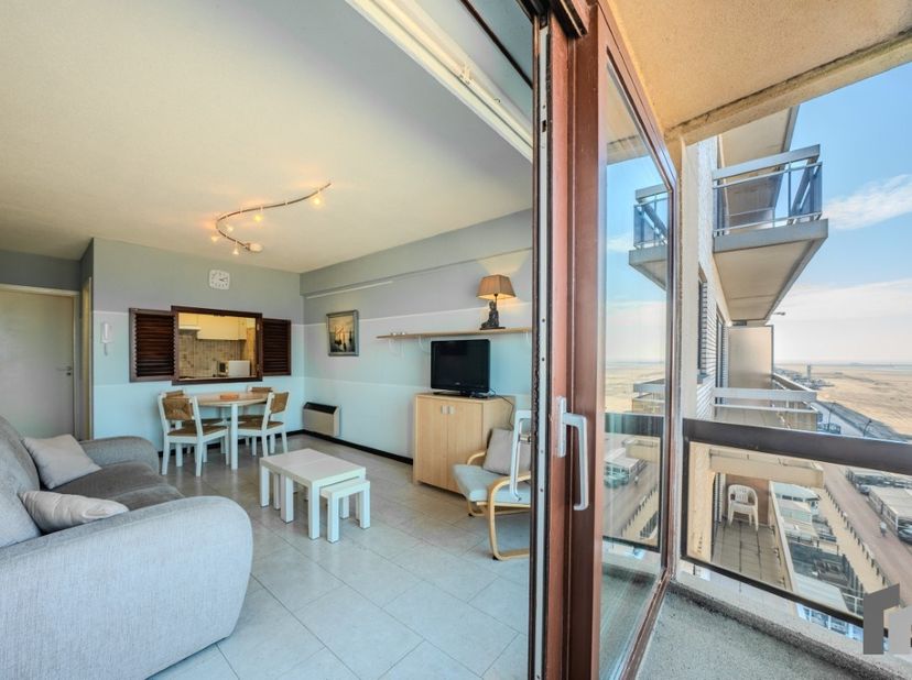 Dit appartement op de achtste verdieping van een verzorgde residentie combineert comfort, licht en een prachtig zeezicht. De ruime leefruimte heeft to