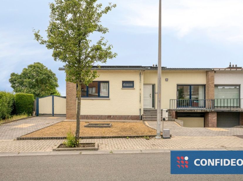 In een rustige straat met voornamelijk plaatselijk verkeer bevindt zich deze gelijkvloerse woning met tal van mogelijkheden.<br />
<br />
Binnen vindt