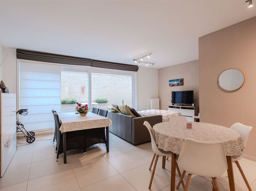 Élégant appartement d'une chambre dans un immeuble récent.<br />
<br />
# Agencement et espace<br />
<br />
L'appartement dispose d'un salon-chamb