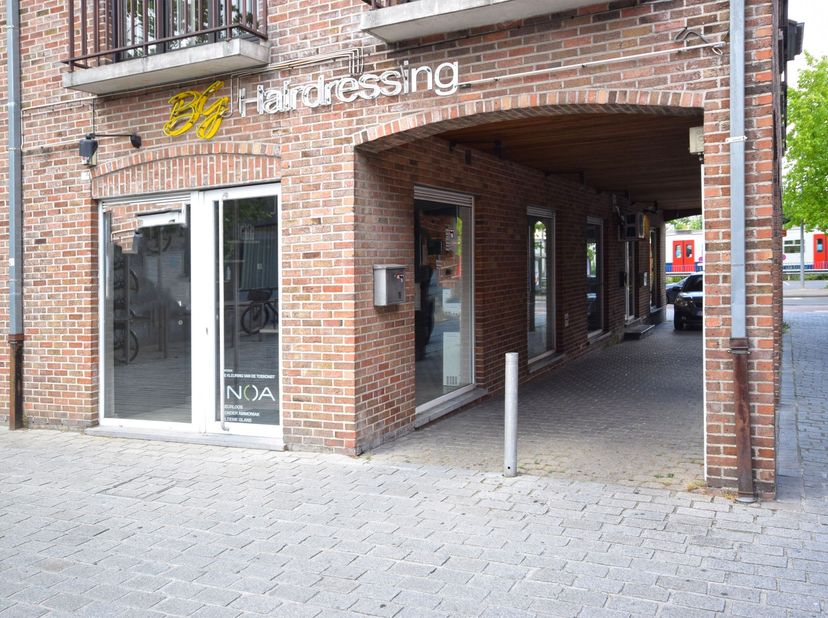 Bent u op zoek naar een uitstekend gelegen handelspand met maximale zichtbaarheid? Dan is dit veelzijdige commerciële pand beslist een bezoek waard.<b