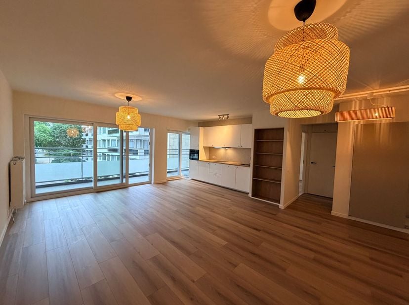 Ligging: Rustig gelegen en volledig gerenoveerd appartement op Linkeroever met winkels, horeca, scholen en openbaar vervoer in de nabije omgeving. <br