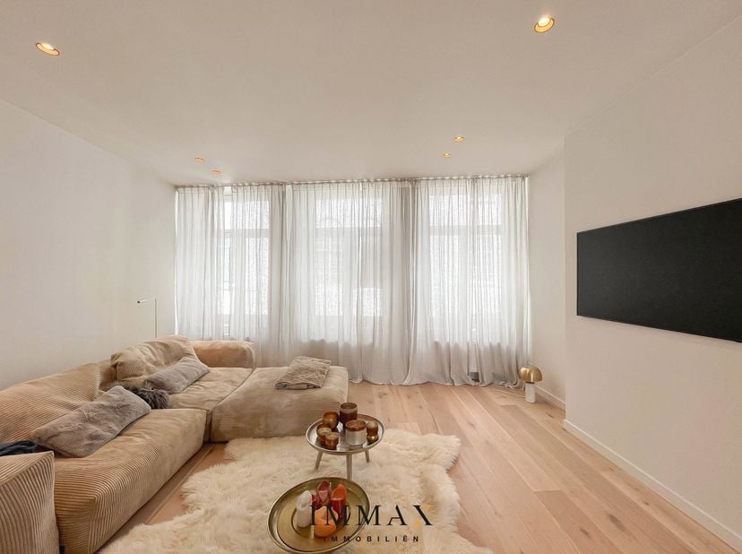 Magnifiek en uniek triplex appartement met 4 slaapkamers en een ruim zuidgericht terras gelegen in het hartje van Brugge Centrum! <br />
Het apparteme