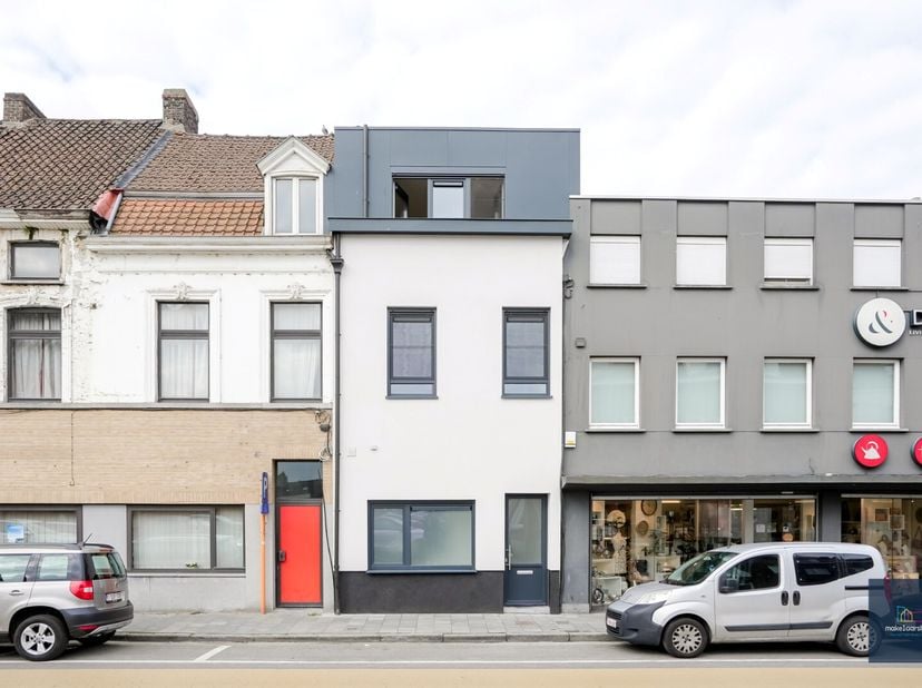 INSCHRIJVEN op het bezoekmoment ; https://ap.lc/IxBNq<br />
Deze gunstig gelegen woning met een bewoonbare oppervlakte van 140 m² bevindt zich in het