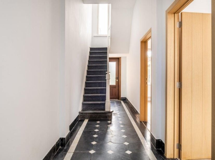 De Panne / Adinkerke: Ruime woning met 3 slaapkamers te koop! Op zoek naar een comfortabele woning op een rustige en gunstig gelegen locatie? Deze rui