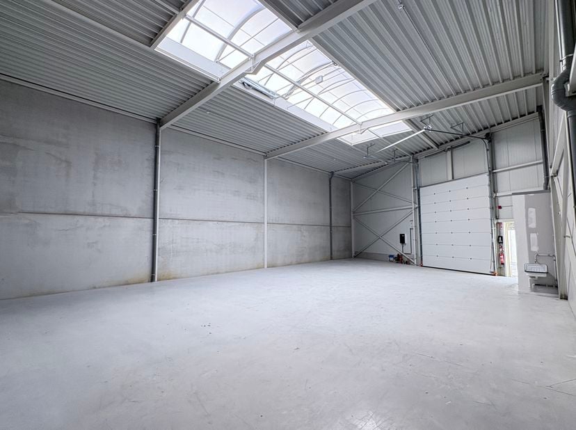 In Langvoort te Laakdal bieden wij een nieuwbouw KMO-unit te huur en te koop aan. De kmo-unit is uitermate geschikt voor opslag, logistiek, productie