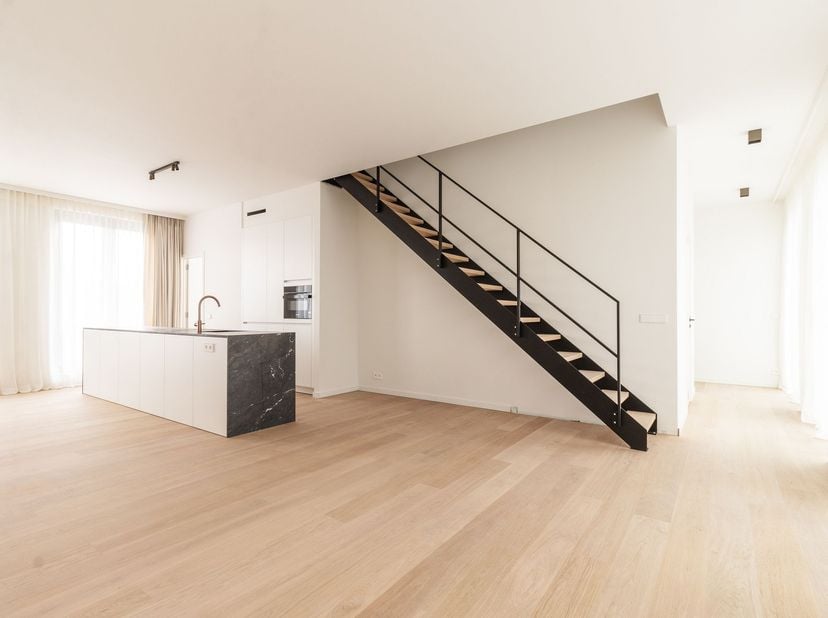 Hedendaags wooncomfort in het bruisende centrum. Dit stijlvolle BEN-duplexappartement maakt deel uit van een recent woonproject in hartje Wilrijk. Je