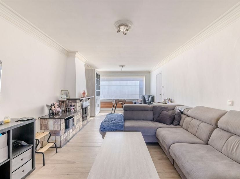 Woning met 3 slaapkamers, garage en gezellige tuin in Laakdal<br />
Bij binnenkomst word je verwelkomd in de inkomhal, die toegang biedt tot een apart