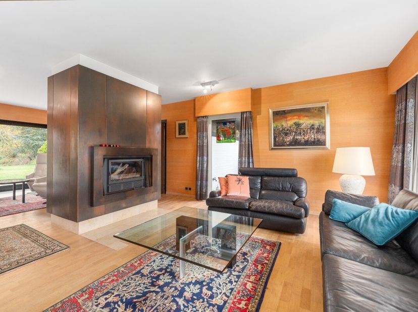 In het groene en rustige Assenede bevindt zich deze unieke, tijdloze villa op een indrukwekkend domein van maar liefst 3.966 m². Omgeven door een oase