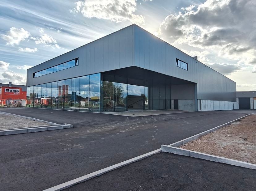 High-end commercieel gebouw met magazijn en kantoren te huur – Boomsesteenweg 50, Aartselaar<br />
Topzichtlocatie aan de Boomsesteenweg met high-end
