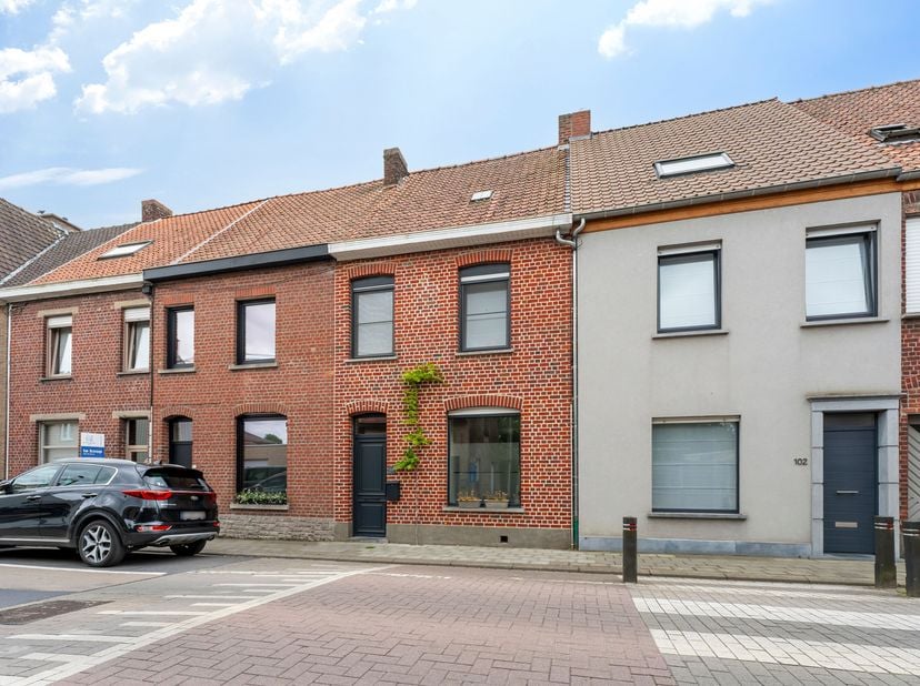 Toffe, instapklare woning met uitweg te koop in Kuurne<br />
We betreden de woning via de diepe inkomhal en komen vervolgens in de gezellige leefruimt