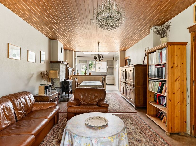 Ligging: Deze halfopen bebouwing is gunstig gelegen in een groene omgeving, nabij het centrum van Brasschaat met winkels, scholen en openbaar vervoer