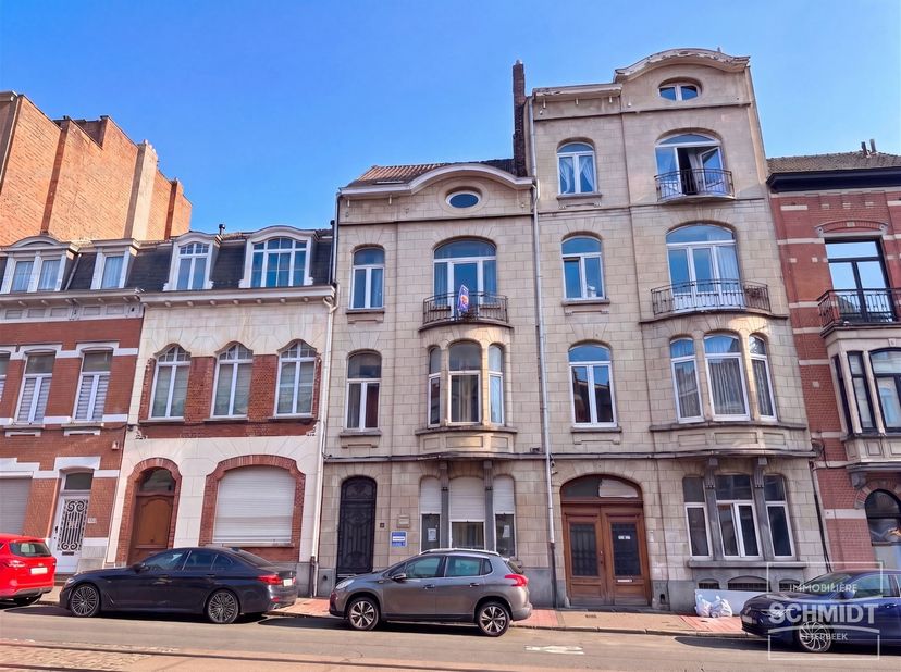 IMMOSCHMIDT (Ref. 29564) - ETTERBEEK (La Chasse) - Eengezinswoning van 210m² ideaal gelegen en volledig gerenoveerd in 2020. Het bestaat uit 6 slaapka