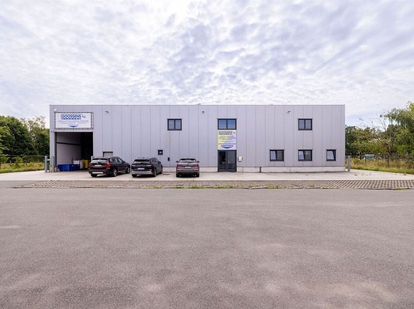 Vous recherchez un local d'entreprise polyvalent et bien équipé sur le plan technique ? <br />
Ce hangar industriel polyvalent d'une superficie d'envi