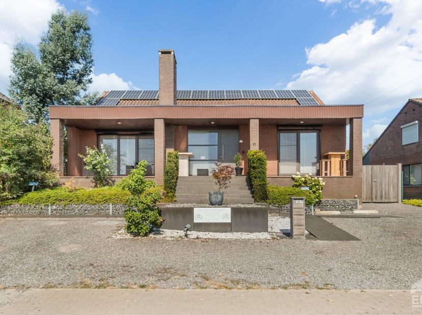tig en landelijk wonen in Stevoort, omringd door groen en landbouwgronden, met Hasselt vlot binnen bereik. Deze verrassend ruime gezinswoning biedt ee