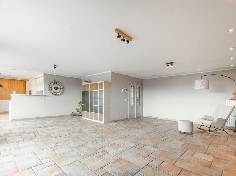 Bent u op zoek naar een ruim, luxueus en volledig instapklaar penthouse? Dan zal deze unieke eigendom in Izegem u zeker weten te bekoren. Het appartem