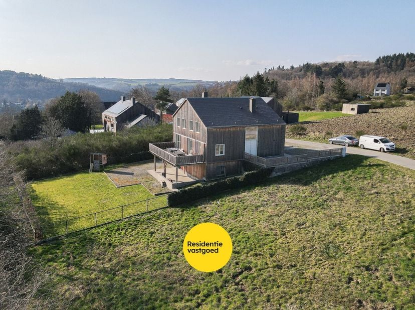Située dans un environnement calme et verdoyant dans le charmant La Roche-en-Ardenne, Â Beaubois Â est une maison quatre façades implantée sur un magn