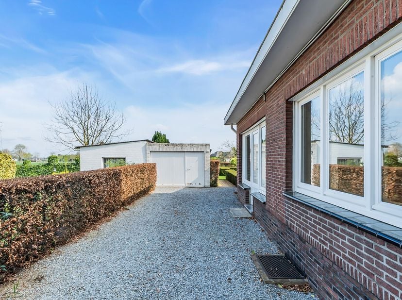 Welkom op de Leuterweg 16 in Maasmechelen.<br />
<br />
Bent u op zoek naar een ruime half- open bebouwing in het populaire Eisden?<br />
Bent u op zo