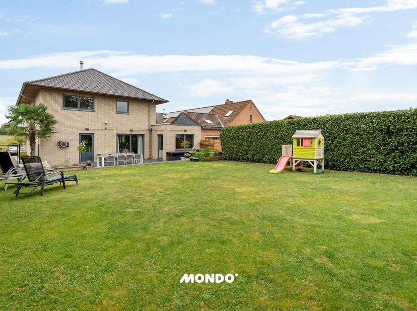 Cherchez-vous l'équilibre ultime entre le calme absolu et une accessibilité phénoménale ? Découvrez cette maison clé en main située au 35, rue du Pach